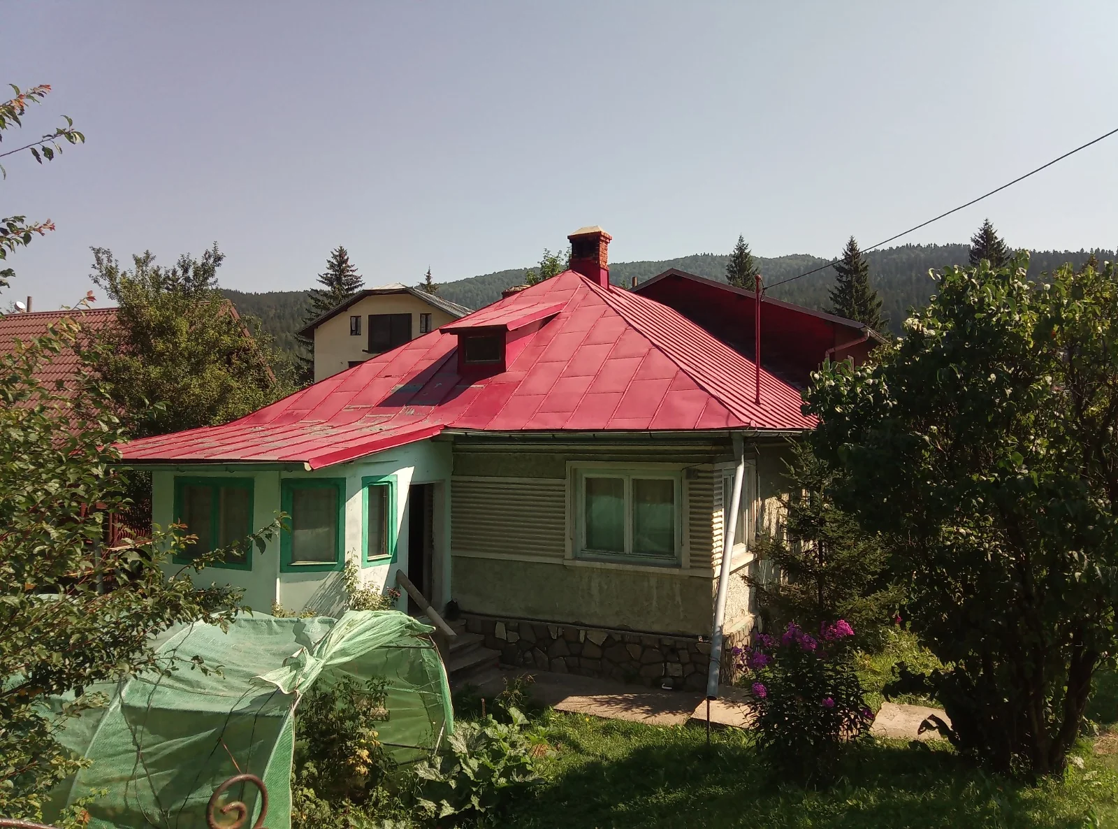Teren de 715 mp cu casă, mansardă și pivniță, Bușteni