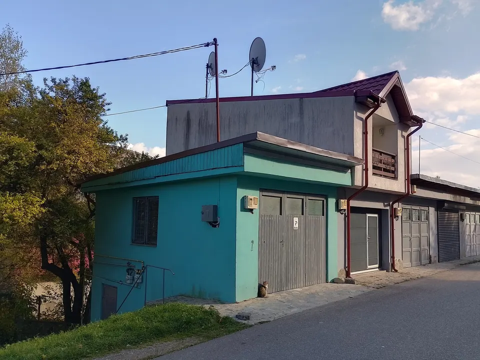 Garajul văzut din stradă